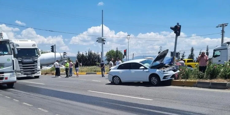 Milas’ta tır ile otomobil çarpıştı