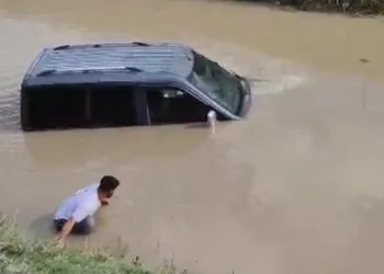 Iğdır’da direksiyon hakimiyetini kaybeden sürücü su kanalına uçtu