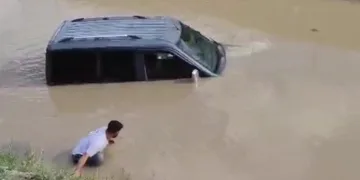 Iğdır’da direksiyon hakimiyetini kaybeden sürücü su kanalına uçtu