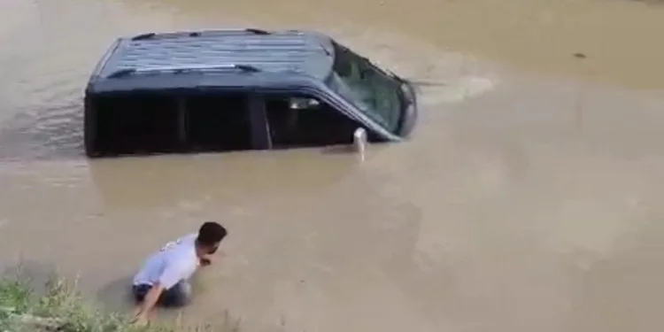 Iğdır’da direksiyon hakimiyetini kaybeden sürücü su kanalına uçtu