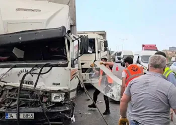 Tem Otoyolu’nda 10 aracın karıştığı zincirleme kazada 2 kişi yaralandı