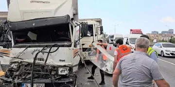 Tem Otoyolu’nda 10 aracın karıştığı zincirleme kazada 2 kişi yaralandı
