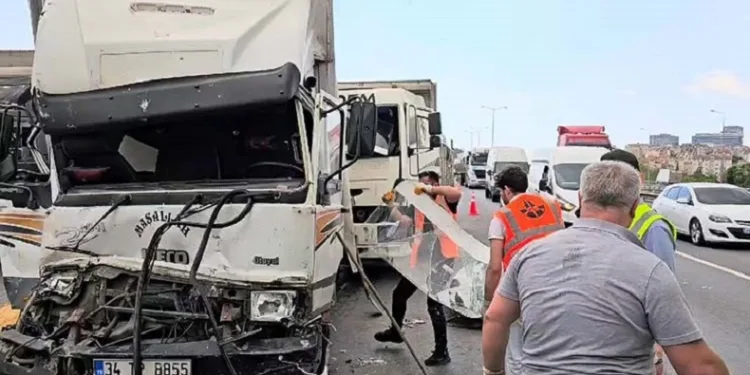 Tem Otoyolu’nda 10 aracın karıştığı zincirleme kazada 2 kişi yaralandı