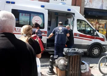 Yaşlı adam yürürken çarptığı ailedeki erkek tarafından darp edildi