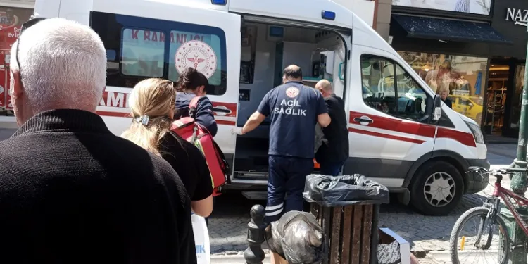 Yaşlı adam yürürken çarptığı ailedeki erkek tarafından darp edildi