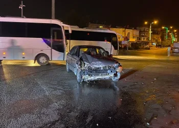 Otomobil ile ticari araç kavşakta çarpıştı