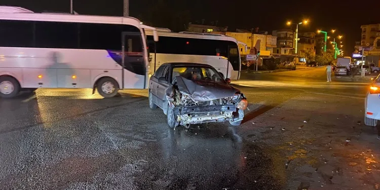 Otomobil ile ticari araç kavşakta çarpıştı