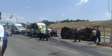 Pikap ile yolcu minibüsü çarpıştı:1 yaralı