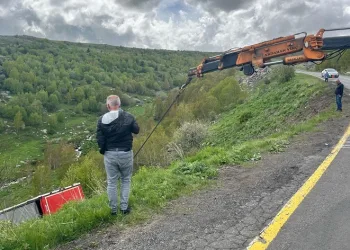 Ardahan’da virajı alamayan tır şarampole yuvarlandı