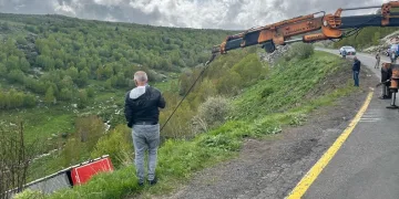 Ardahan’da virajı alamayan tır şarampole yuvarlandı