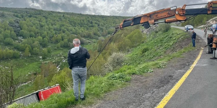 Ardahan’da virajı alamayan tır şarampole yuvarlandı