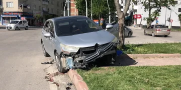 Elazığ’da otomobil refüje çıktı