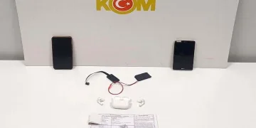Ehliyet sınavına düzenekle giren kadın yakalandı
