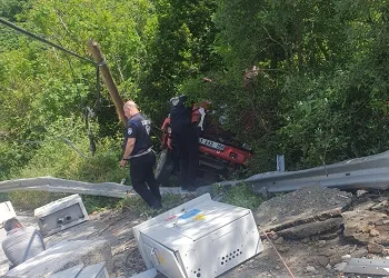 Sarıyer’de bariyerleri aşan vinç şarampole uçtu