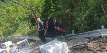 Sarıyer’de bariyerleri aşan vinç şarampole uçtu