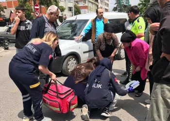Yolun karşısına geçmek isteyen yaşlı kadına hafif ticari araç çarptı