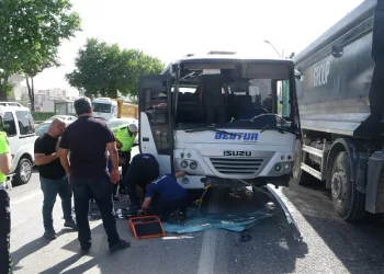 Üç aracın karıştığı kazada 1 kişi yaralandı