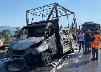 Yanan araçtan geriye iskeleti kaldı