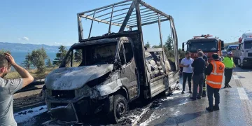 Yanan araçtan geriye iskeleti kaldı