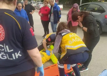 Otomobille çarpışan motosikletli kurye yaralandı