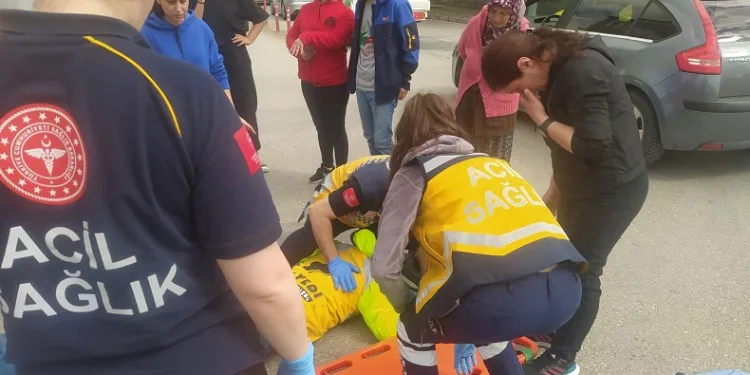 Otomobille çarpışan motosikletli kurye yaralandı