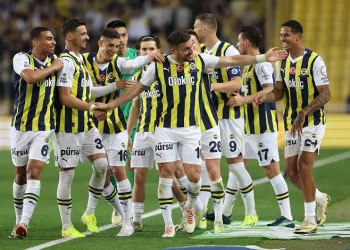 Fenerbahçe, rekorlar kırdığı sezonu kupasız kapattı