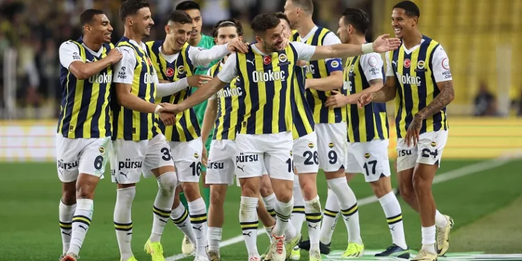 Fenerbahçe, rekorlar kırdığı sezonu kupasız kapattı