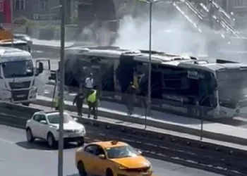 Küçükçekmece’de metrobüste yangın paniği