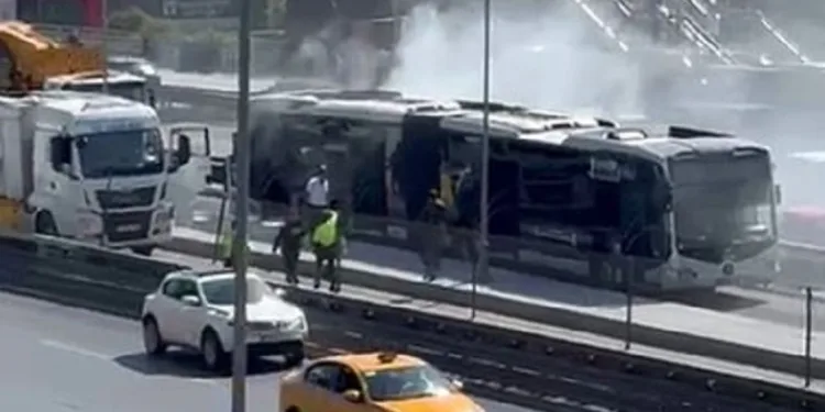 Küçükçekmece’de metrobüste yangın paniği