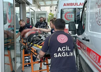 Evde tartıştığı arkadaşını önce bıçakladı, ardından balkondan aşağıya attı