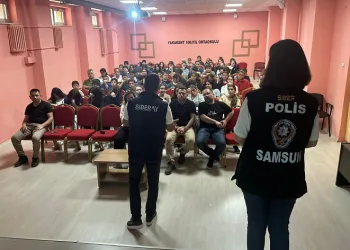 Samsun polisi yasa dışı bahis konusunda öğrencileri bilgilendirdi