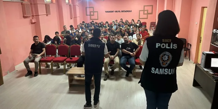 Samsun polisi yasa dışı bahis konusunda öğrencileri bilgilendirdi