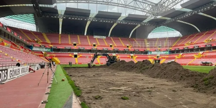 Kayserispor’un maçlarının oynadığı stadyumun saha zemini yenileniyor