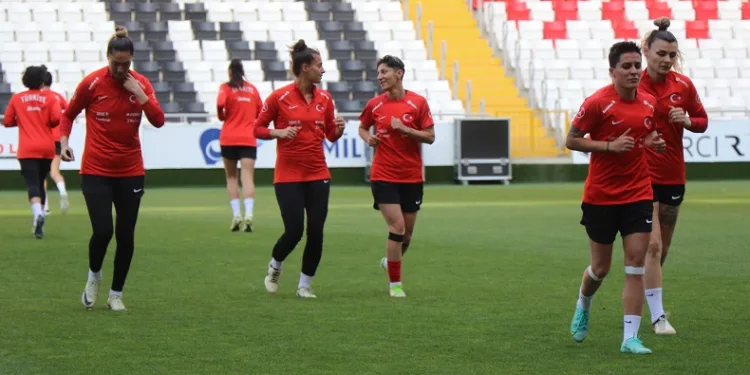 A Milli Kadın Futbol Takımı, Azerbaycan maçı hazırlıklarını tam kadro sürdürdü