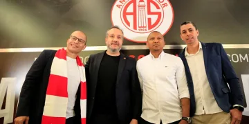Alex de Souza, Antalyaspor ile 2 yıllık sözleşme imzaladı