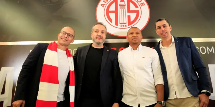 Alex de Souza, Antalyaspor ile 2 yıllık sözleşme imzaladı