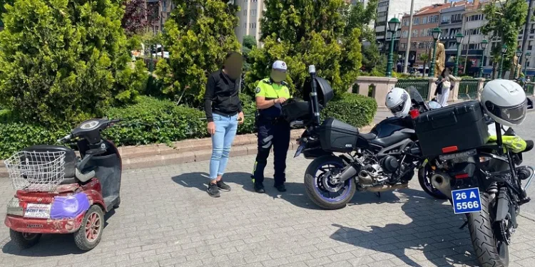 Trafiği kapalı alana giren 71 motosikletliye ceza yazıldı