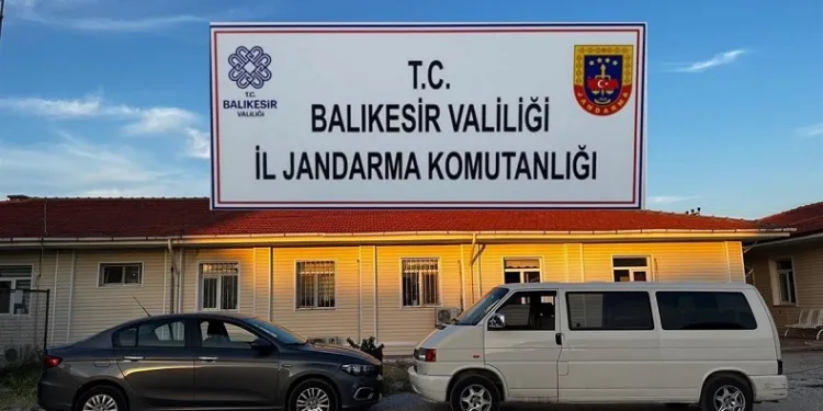 Ayvalık’ta 15 düzensiz göçmen ve 2 yabancı uyruklu organizatör yakalandı