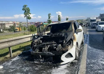 Beylikdüzü’nde seyir halindeki araç alev alev yandı