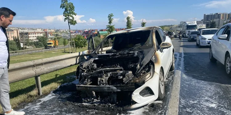 Beylikdüzü’nde seyir halindeki araç alev alev yandı