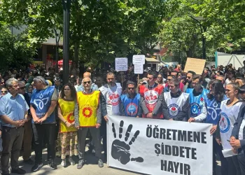 Saldırıya uğrayan öğretmen için kalem kırdılar