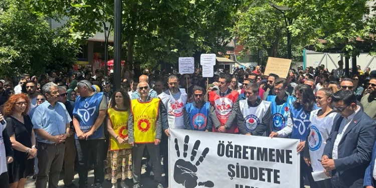 Saldırıya uğrayan öğretmen için kalem kırdılar