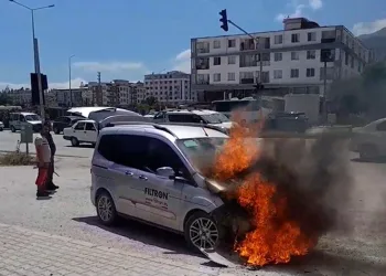 Seyir halindeki araç alevlere teslim oldu
