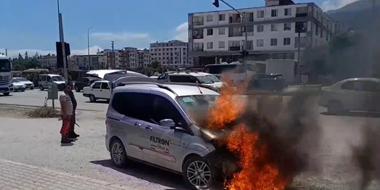 Seyir halindeki araç alevlere teslim oldu