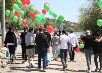 Bağımlılıktan kurtulmayı balon uçurarak kutladılar