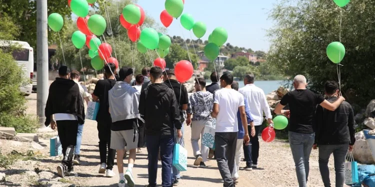 Bağımlılıktan kurtulmayı balon uçurarak kutladılar
