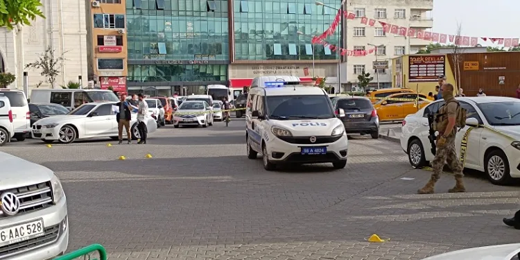 Siirt Valisi silahlı kavganın ortasında kaldı