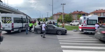 Kütahya’da otomobil ile minibüs çarpıştı