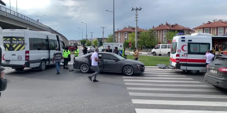 Kütahya’da otomobil ile minibüs çarpıştı