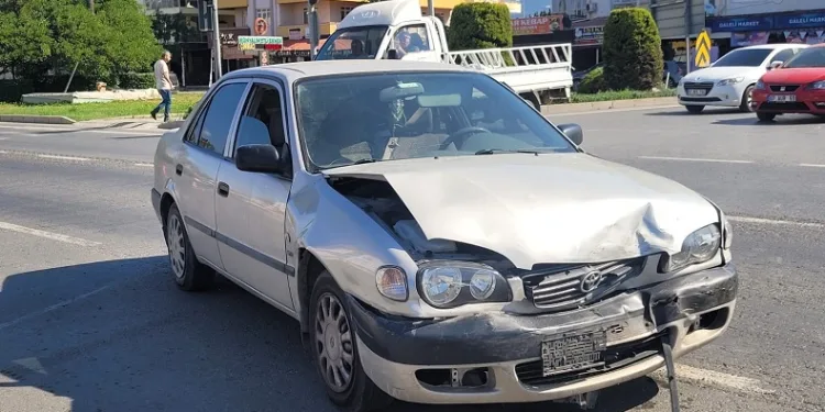 Gazipaşa’da 2 otomobil çarpıştı, sürücü ehliyetsiz ve 17 yaşında çıktı